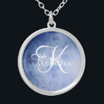 Monogrammad Blue White Watercolor Initial Namn Silverpläterat Halsband<br><div class="desc">Monogrammad Blue and White Watercolor Silver necklace eller locket Det här skulle ge en underbar gåva till dina brudgummar eller en underbar gåva till alla kvinnor.</div>