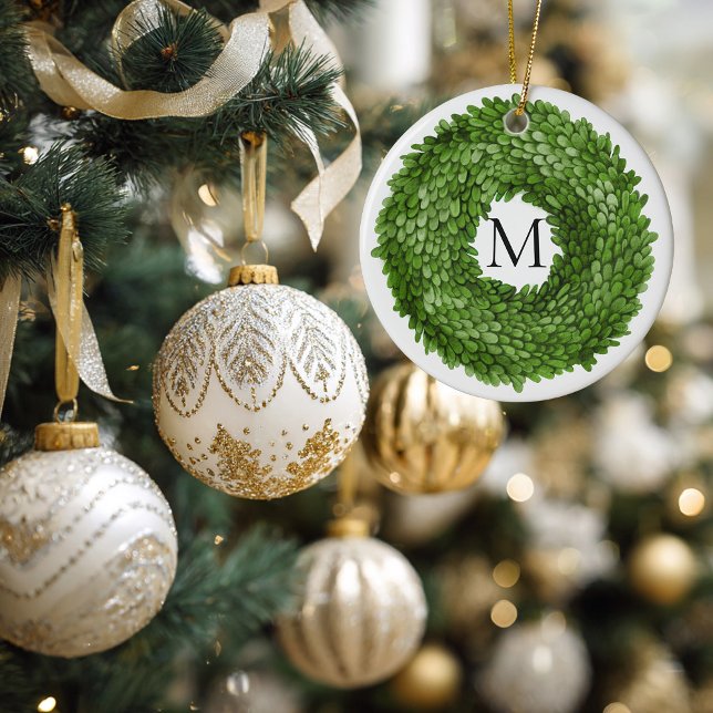 Monogrammad Boxwood Wandejul Julgransprydnad Keramik (Boxwood Wreath Monogrammed Christmas Ornament)