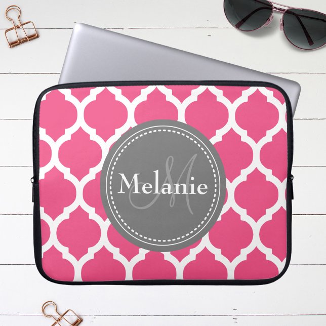 Monogrammad Bright Rosa & Grått Quatrefoil Laptop Sleeve (Skapare uppladdad)