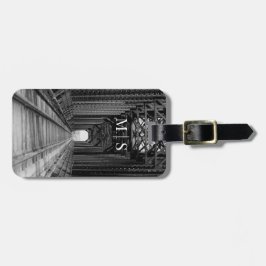 Monogrammad brottle-bro i svartvitt bagagebricka