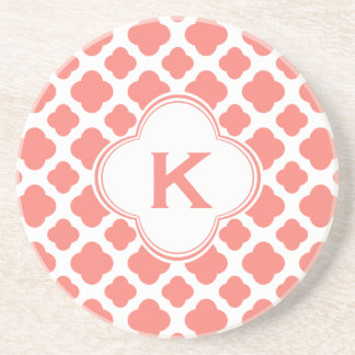 Monogrammad Coral Rosa Quatrefoil Mönster Underlägg Sandsten