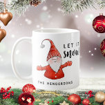 Monogrammad Cute Gnome-jul Låt det snöa Kaffemugg<br><div class="desc">Den här söta personligen jul mugg för vintersäsongen har en glad gnombild,  Familjemall namn och det Låt det snöa uttrycket på en vit bakgrund. Namn står på ena sidan av mugg,  när söta gnomer och ord finns på båda sidor. Glad helg!</div>