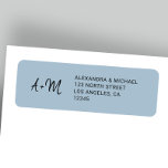 Monogrammad dammiga blå bröllop-returadressen returadress etikett<br><div class="desc">Monogram bröllop returnerar adressetikett med ett enkelt dammigt blått handskriftsskript med ett modernt elegant-utseende. Perfekt för trendiget: sommarhösten eller vinterbröllop contemporary vår.</div>