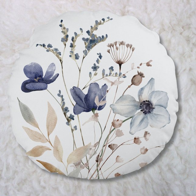 Monogrammad Elegant Chic Vattenfärgsblå blomma Rund Kudde (In situ)