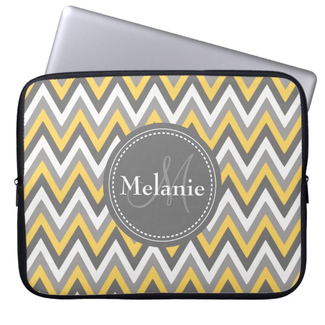 Monogrammad Gult & Grått Chevron Mönster Laptop Sleeve (Framsidan)