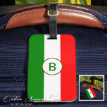 Monogrammad Italienska Flagga Bagagebricka<br><div class="desc">Vår monogrammade italienska Flagga Luggage Tag är, som är skräddarsydd med kärlek och ett minutiöst öga, perfekten blandning av stil och funktionalitet. Med en levande representation av den italienska flagga firar detta unika tillbehör italienska rötter samtidigt som det ger en snyggt för att identifiera ditt bagage. Varje bagagetapp är designad...</div>