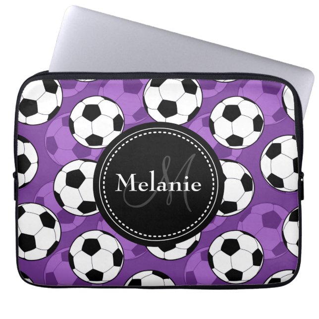 Monogrammad Lila Black Soccer Ball Mönster Laptop Fodral (Framsidan)