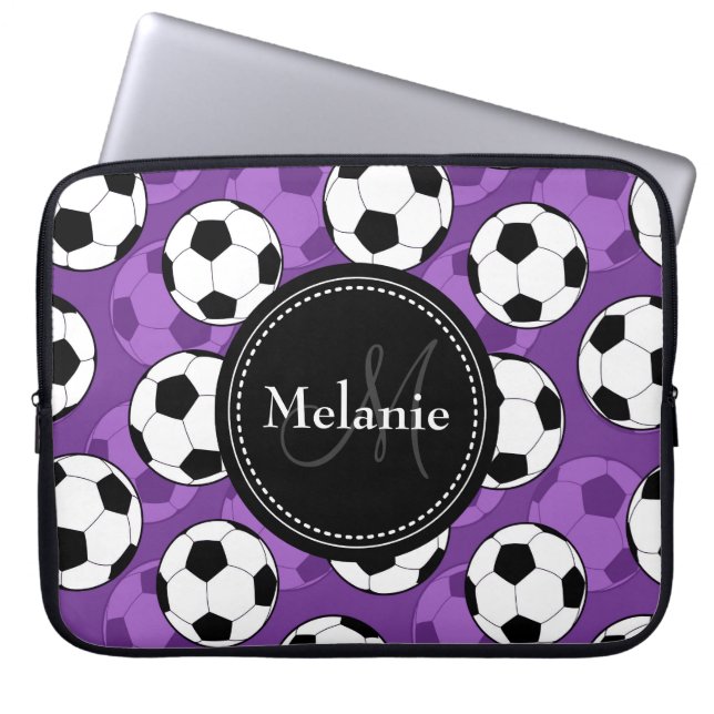 Monogrammad Lila Black Soccer Ball Mönster Laptop Sleeve (Framsidan)