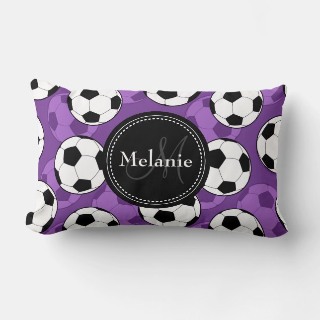 Monogrammad Lila Black Soccer Ball Mönster Lumbarkudde (Framsida)