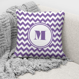 Monogrammad Lila Chevron Stripe Mönster Kudde