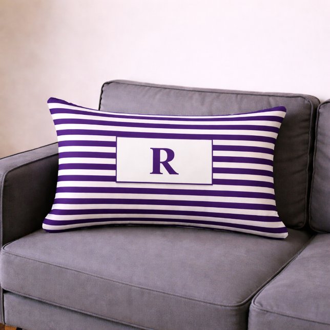 Monogrammad Lila/White Rand Lumbarkudde (Skapare uppladdad)