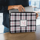 Monogrammad Rosa Black Play Mönster Laptop Fodral<br><div class="desc">Personligen laptop sleeve har ett modernt tartan (plaid) mönster med rand i vitt,  rödaktigt rosa och svart och ett ramat monogram i matchande färg.</div>