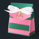 Monogrammad Rosa och Grönt av elegant Presentaskar<br><div class="desc">Lägg till lite elegans till din speciella händelse med de här fantastiska monogrammade förmånslådorna, en del av den lyxiga rosan och grönten. Med en djärv, rastrerad design i pulserande rosa och grönt accentueras dessa favoritrutor med ett guld löv-motiv och ett personlig monogram för en verkligt unik beröring. Perfekt för bröllop,...</div>