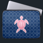 Monogrammad Rosa Sea Turtle Blue Quatrefoil Laptop Sleeve<br><div class="desc">En gåva med illustration av en rosa havssköldpadda.  Anpassa med ditt monogram på sköldpaddans snäcka.  Bakgrunden är marinblå quatrefoil mönster.</div>