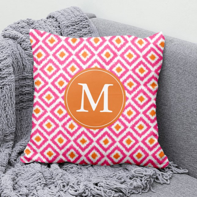 Monogrammad Rosa Tangerine Diamonds Ikat Mönster Kudde (Skapare uppladdad)