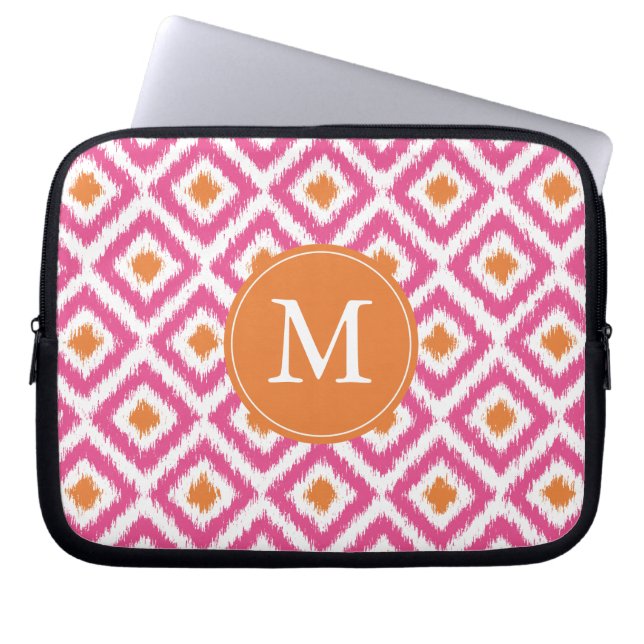 Monogrammad Rosa Tangerine Ikat Mönster Laptop Sleeve (Framsidan)