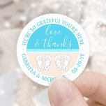 Monogrammad Sandals Beach Wedding Kärlek och tack Runt Klistermärke<br><div class="desc">Lägg till en chic som avslutar beröring till bröllopsfavoriter på strandtemat och tackkort med unika personlig-klistermärken "kärlek & tack". All text på den här mallen är enkel att anpassa eller ta bort. Ändra böjd text för att göra runda returetiketter. För Klistra korall och ljusa turkospatialblått har du ljusvit typografi och...</div>