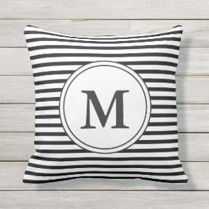 Monogrammad svart och vit strimlad kudde