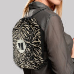 Monogrammad utskrift av chic Zebra Animal Gympapåse<br><div class="desc">En dragsträngssäck med snyggt har en mönster av beige och svartvit vild zebra-animalt tryck och chicens inledande monogram. Skapa dig själv eller ge som gåva.</div>