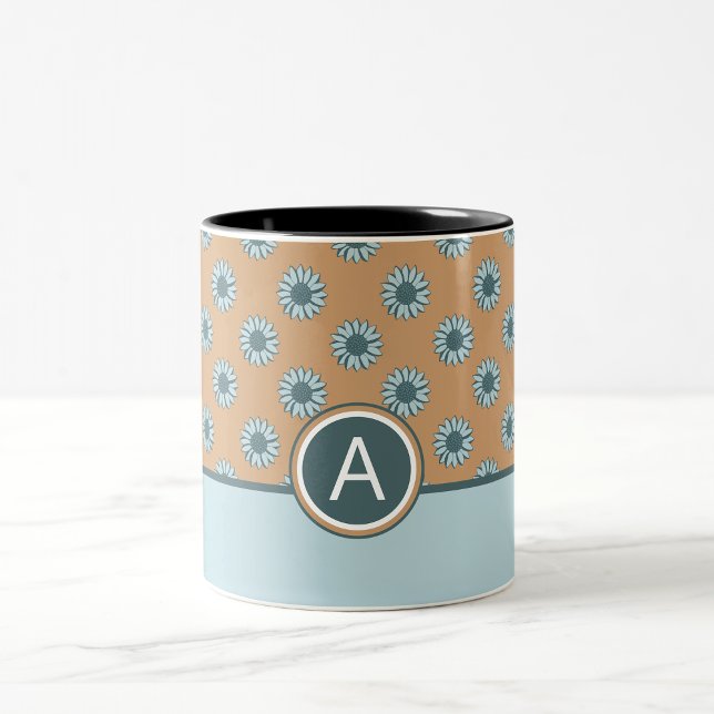Monogrammade blå blommor Två-Tonad mugg (Monogrammed Blue Sunflowers Two-Tone Coffee Mug from Studio Posies. )