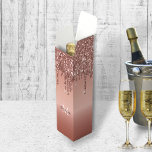 Monogrammade drivrutiner för Ro Guld Glitter Prese Presentask För Vinflaska<br><div class="desc">Monogram Ro Guld och Glitter Metallisk personlig,  tunn vinpresentlåda med vindruva. Monogram övertoning för metallfaux-folie i anpassningsbar med simulerad fyllning av glitter-presentlåda genom att lägga till mottagarens namn och senaste början med zazzles enkla att använda anpassa verktyg.</div>