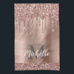 Monogrammade drivrutiner Ro Guld Glitter vid Rosa  Kökshandduk<br><div class="desc">Modern, gigantisk ro guld glitter droppar namn och monokamerad kökshandduk. Den här designen har gnistror i rosa ros glitter på rosa borstad metall med anpassningsbar guld monogram initial och första personlig-textmall. Perfekt kvinnlig gåva. Observera att den här designen är en utskriven fotoeffekt. Kontakta mig om du behöver hjälp eller matchande...</div>