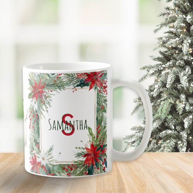 Monogrammade Eleganter Julvinter Botaniska Kaffemugg (A Christmas mug with monogram and elegant red and green winter botanicals)