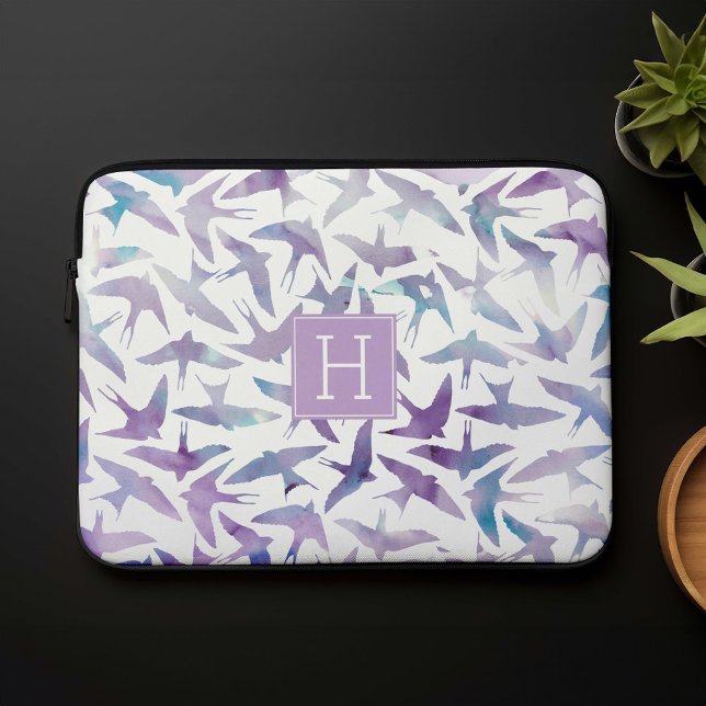 Monogrammade fåglar i lavender och blå vattenfärg laptop fodral (Skapare uppladdad)