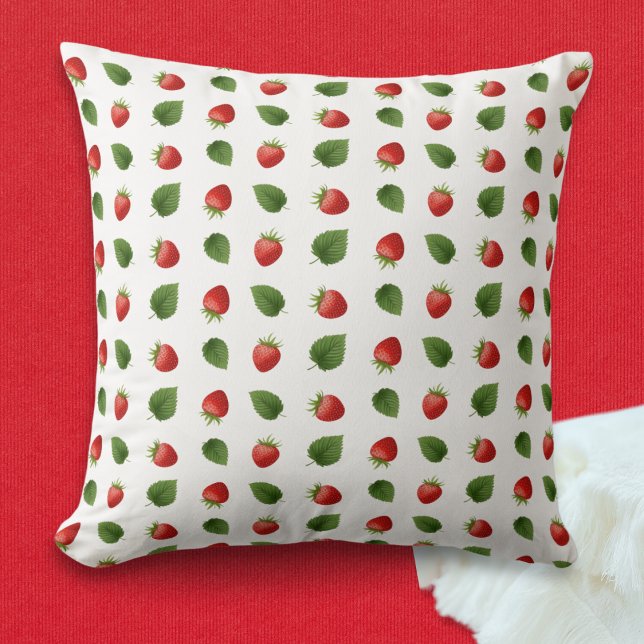 Monogrammade färglösa färska jordgubbar kudde (A throw pillow with pattern of red strawberries and green leaves on the front, monogram on the back)