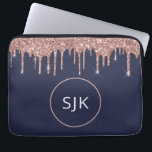 Monogrammade marindroppar Ro Guld Glitter Laptop Fodral<br><div class="desc">Girly  Rosa - Ro Guld och marinblå Faux Glitter Drips och Gnistra Elegant Monogrammed Initialer Fodral. Fodral kan anpassas så att det omfattar ditt första och första namn.</div>