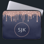 Monogrammade marindroppar Ro Guld Glitter Laptop Fodral<br><div class="desc">Girly  Rosa - Ro Guld och marinblå Faux Glitter Drips och Gnistra Elegant Monogrammed Initialer Fodral. Fodral kan anpassas så att det omfattar ditt första och första namn.</div>
