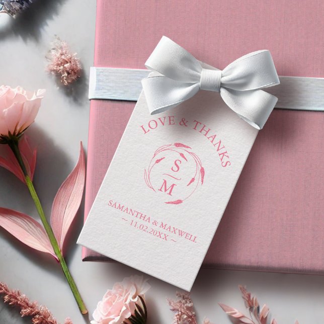 Monogrammade Märkre för minimalistisk Rosa-bröllop Presentetikett (Wedding favor tags pink floral line art monogram by Victoria Grigaliunas of Do Tell A Belle)