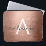 Monogrammat av metallisk fetter i rosa ros Guld Laptop Fodral<br><div class="desc">Rosa ros Guld Faux Metallic Foil Elegant Monogram Fodral. Fodral kan anpassas så att det omfattar ditt första och första namn. Om du vill matcha artiklar kontaktar du designern.</div>