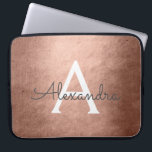 Monogrammat av metallisk fetter i rosa ros Guld Laptop Fodral<br><div class="desc">Rosa ros Guld Faux Metallic Foil Elegant Monogram Fodral. Fodral kan anpassas så att det omfattar ditt första och första namn. Om du vill matcha artiklar kontaktar du designern.</div>