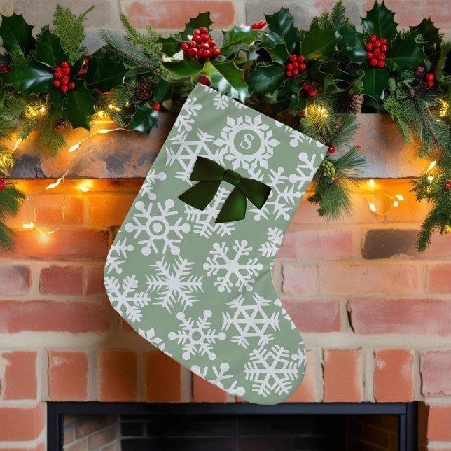 Monogrammat av Mönster Bow Cute Sage Grönt för snö Liten Julstrumpa (A cute sage green snowflake Christmas stocking with space for your initial)