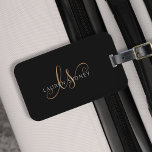 Monogrammat med modern svart Guld-latin Bagagebricka<br><div class="desc">Modern Black Guld Feminine Script Monogrammed Luggage Tag. Anpassa enkelt den här moderna elegantens bagagemärke med anpassningsbarnas monogram och namn.</div>