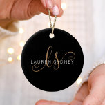 Monogrammat med modern svart Guld-latin Julgransprydnad Keramik<br><div class="desc">Modern Black Guld Feminine Script Monogrammed Ceramic Ornament. Anpassa enkelt denna keramiska prydnadsprodukt i modern elegant med ditt anpassningsbar monogram och namn.</div>