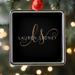 Monogrammat med modern svart Guld-latin Julgransprydnad Metall<br><div class="desc">Modern Black Guld Feminine Script Monogrammed Metall Ornament. Anpassa enkelt den här moderna eleganten metall-prydnaden med ditt anpassningsbar monogram och namn.</div>