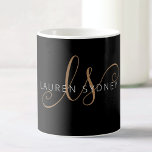 Monogrammat med modern svart Guld-latin Kaffemugg<br><div class="desc">Modern Black Guld Feminine Script Monogrammed-kaffe mugg. Anpassa enkelt den här moderna eleganten mugg med ditt anpassningsbar monogram och namn.</div>