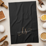 Monogrammat med modern svart Guld-latin Kökshandduk<br><div class="desc">Modern Black Guld Feminine Script Monogrammed kökshandduk. Anpassa enkelt den här elegantens kökshandduk med ditt anpassningsbar monogram och namn.</div>