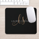 Monogrammat med modern svart Guld-latin Musmatta<br><div class="desc">Modern svart femininisk lampa i Guld,  monogrammed mus. Anpassa enkelt den här moderna elegantens musknapp med ditt anpassningsbar monogram och namn.</div>