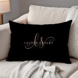 Monogrammat med modern svart Guld-latin Prydnadskudde<br><div class="desc">Modern svart femininisk Guld-skrift med monogrammad accent Pillow. Anpassa enkelt den här moderna elegantens accentkudde med ditt anpassningsbar monogram och namn.</div>