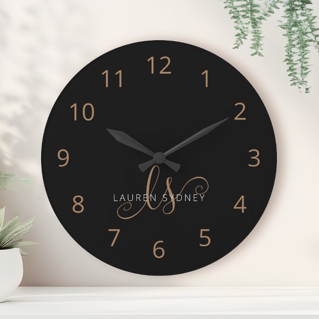 Monogrammat med modern svart Guld-latin Rund Klocka (Skapare uppladdad)