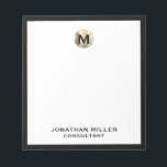 Monogrammat Minimalistiskt Anteckningsblock mellan<br><div class="desc">Gör dina anteckningar tydliga med detta monogrammerade minimalistiska svarta och guld-anteckningsblock. Elegantens utformning har en inledande inställning av guld i penselhölje mot en vit bakgrund som trimmas i svart, med klassisk blocktypografi för namn och rubrik. Anteckningsblocket innehåller 40 lakan högkvalitativ papper perfekt för att slå ihop anteckningar, att göra-listor eller...</div>