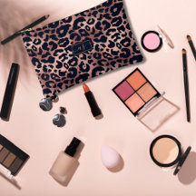 Monogrammat utskrift av svart leopard i chic Guld