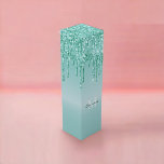 Monogrammed Aqua Blue Glitter Drip Presentask för  Presentask För Vinflaska<br><div class="desc">Monogram Robins Egg Aquamarine Blue Dripping Glitter Metallic personlig slim wine gift gift box. Med den här engramsformade övertoningen för metallfolie i anpassningsbar med glitter-presentboxen som simuleras kan du lägga till mottagarens namn och den sista inledande i en fästning med hjälp av Zazzles intuitiva och enkla anpassningsprincip i verktyg.</div>