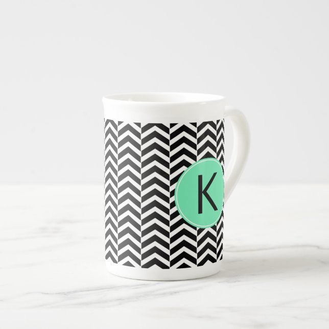 Monogrammed Black, White Sea Foam Chevron Mönster Benporslin Mugg (Framsida höger)