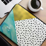 Monogrammed blandade media av skaldjur och Guld Laptop Fodral<br><div class="desc">Roligtens monogrammerade utformning med en svart och vit vattenfärgad coola i mönster,  mönster med deal- och guld-accenter.</div>