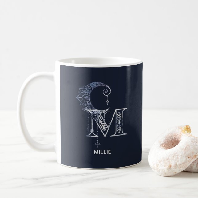 Monogrammed Brev M Boho Crescent Måne Mandala Kaffemugg (Med munk)