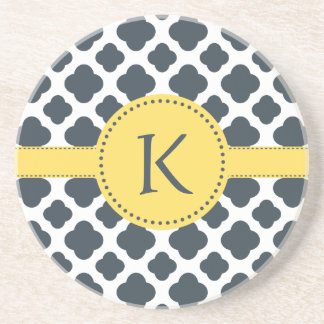 Monogrammed Charcol and White Quatrefoil Mönster Underlägg Sandsten
